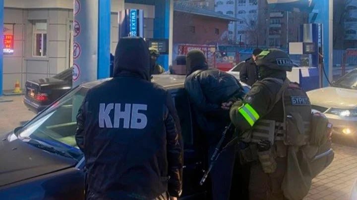 В Казахстане сохраняется угроза религиозного экстремизма и терроризма. Об этом агентству Kazinform сообщил председатель Комитета национальной безопасности РК Ермек Сагимбаев. По его словам, международные террористические и религиозно-экстремистские организации продолжают попытки вовлечения казахстанцев в радикальную идеологию. Проблема остается актуальной. Отдельные граждане попадают под воздействие деструктивной пропаганды, становясь уязвимыми для идеологии терроризма и религиозного экстремизма. Как правило, это происходит под внешним влиянием, прежде всего, через Интернет, - отметил глава КНБ. Он добавил, что только с начала года в Казахстане за такие преступления задержано 59 и осуждено более 60 лиц.