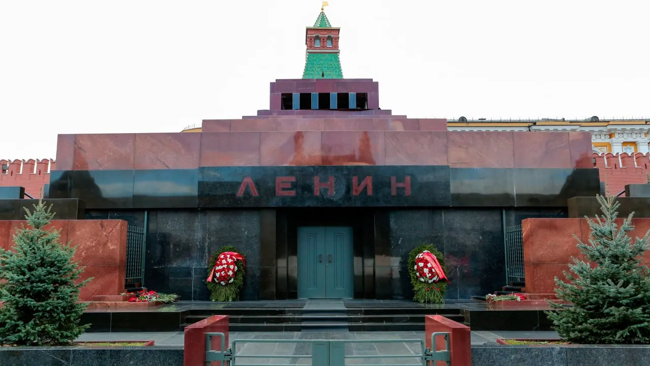 Мавзолей Ленина закроют с 23 апреля по 17 мая 2026 года Мавзолей Ленина на Красной площади закроют на четыре недели Об этом сообщает ТАСС со ссылкой на отдел по связям с прессой и общественностью ФСО Доступ в Мавзолей В И Ленина и к Некрополю у Кремлевской стены не будет осуществляться с 23 апреля по 17 мая 2026 года Причины ограничений не сообщаются Вероятно это связано с подготовкой и проведением торжеств посвященных Дню Победы и с ежегодной с 2005 года драпировкой Мавзолея Ленина