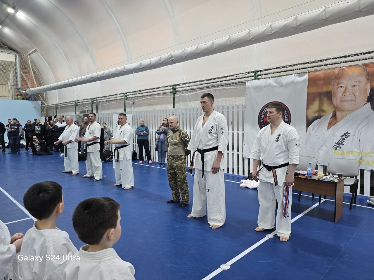 На Сахалине провели боевой кумитэ марафон  Ежегодный боевой кумитэ марафон, посвященный Дню защитника Отечества и поддержки бойцов, находящихся в зоне специальной военной операции, прошёл в Южно-Сахалинске. Участниками соревнований стали около 100 каратистов островного региона. Организаторами выступили сахалинская федерация киокушин, МАУ «Спорт» и МАУ «Спортивный город».  - Уверен, такие спортивные мероприятия закладывают отличный фундамент наших будущих защитников Родины. Тем самым мы воспитываем настоящих патриотов страны, - отметил ветеран СВО Михаил Богданов. В основной части марафона каратисты проводили 40 поединков в режиме «нон-стоп». На каждый раунд давалась 1 минута.  По итогам все спортсмены были награждены грамотами и медалями участника.