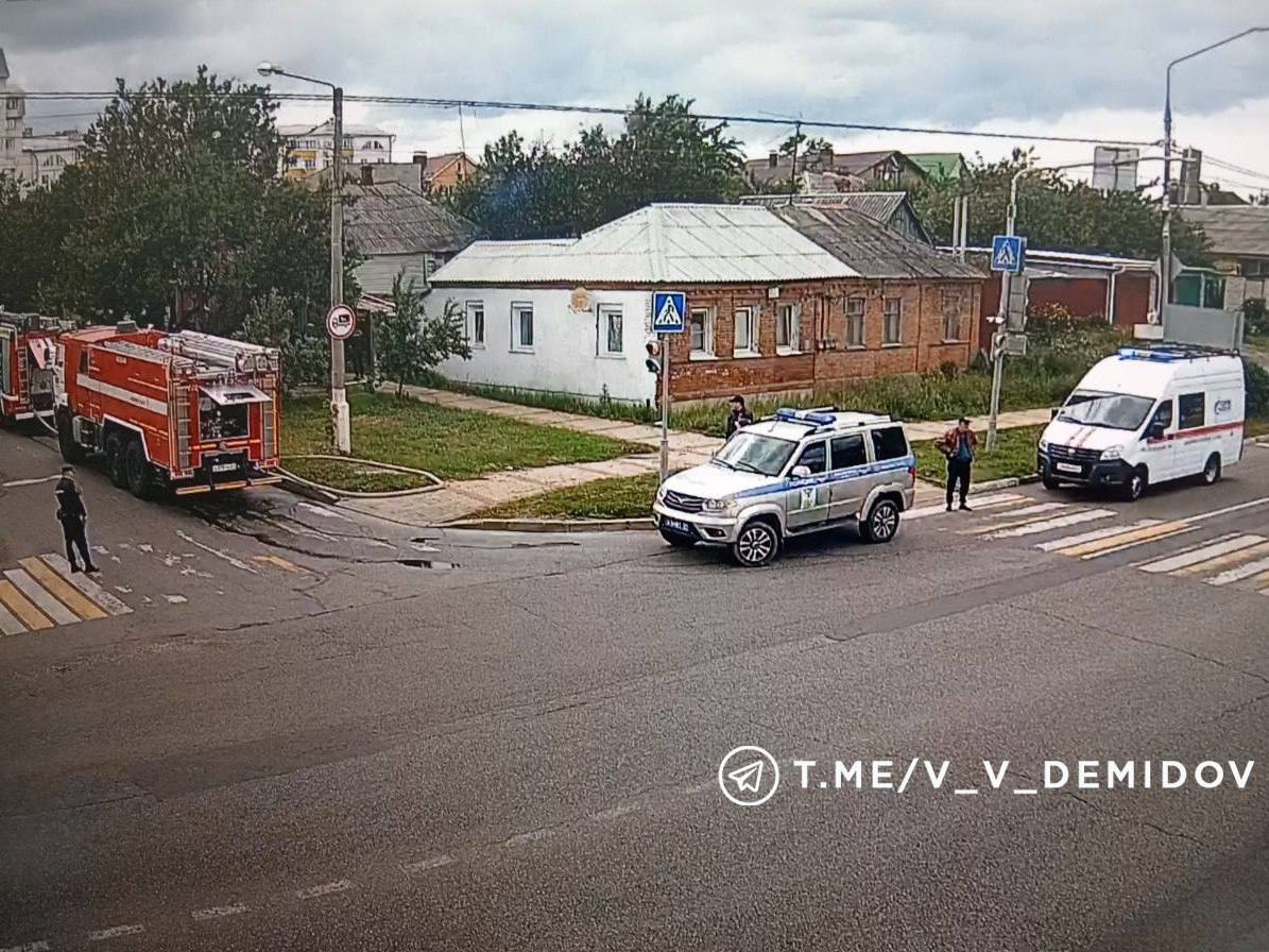 При пожаре на улице Калинина пострадавших нет. Очевидцы своевременно помогли выбраться из горящего дома двум жильцам.  Сейчас пожар ликвидирован. Как сообщает региональное управление МЧС, на месте ЧП работали дежурные караулы двух пожарно-спасательных частей.  Причины пожара устанавливаются. Предварительно, они носят бытовой характер.  Друзья, с начала года в Белгороде это уже 35-й бытовой пожар. Причинами возгораний чаще всего становятся: износ электропроводки, нарушение правил безопасности при использовании газового оборудование, использование открытого огня.     Прошу, будьте предельно осторожны! Не забывайте выключать электроприборы и не оставляйте их без присмотра, своевременно обслуживайте газовое и печное оборудование. Также напоминаю, что сейчас действует особый противопожарный режим – разжигать костры в лесах и пользоваться открытым огнем категорически запрещено.  Не игнорируйте правила безопасности и берегите себя!
