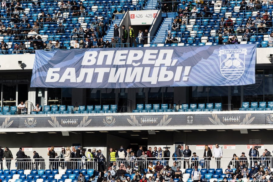 «Балтика» стала чемпионом Первой лиги России по футболу В 33-м туре калининградская команда сыграла вничью с «Енисеем». Матч прошел 17 мая на «Ростех Арене». Игра закончилась со счетом 0:0, сообщил корреспондент «Нового Калининграда». Тем не менее «Балтика» впервые за 30 лет стала чемпионом Первой лиги. Последний матч сезона подопечные Андрея Талалаева проведут против тульского «Арсенала». Матч пройдет в гостях 24 мая 0+ .