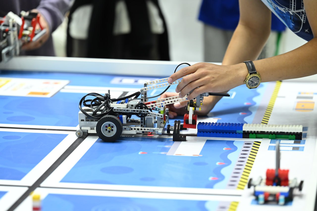 Подводный дрон для добычи полезных ископаемых разработал школьник из Челябинска Одним из выдающихся юных изобретателей России стал школьник из Челябинска Иван Макеев На международном саммите Сириус Казахстан в Алматы он представил свой проект подводного дрона предназначенного для экологической добычи полезных ископаемых Разработка Ивана выполненная при поддержке Курчатов Центра оказалась в числе двадцати лучших проектов из всей страны о чем сообщила пресс служба учебного заведения Этот дрон был создан для международного конкурса научно технологических проектов Большие вызовы и ориентирован на добычу полиметаллических конкреций Иван подчеркивает что его изобретение позволит осуществлять экологически чистую добычу полезных ископаемых с морского дна На саммите я представлял проект Подводный дрон для добычи полиметаллических конкреций Он направлен на развитие экологичных методов добычи полезных ископаемых залегающих на дне морей и океанов Проектная деятельность стала моим образом жизни и полностью перевернула взгляд на образование делится молодой человек eugenejut