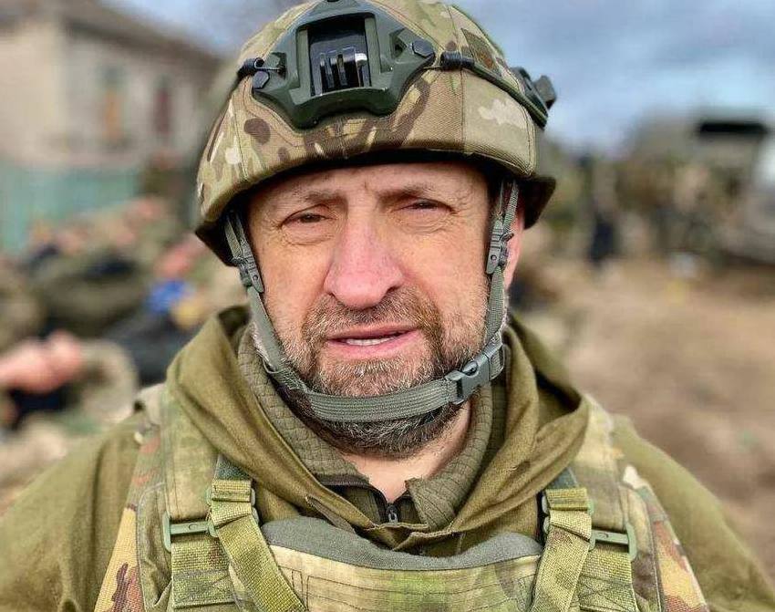 Военкор ВГТРК Александр Сладков заявил, что против него возбуждали уголовное дело о дискредитации.  По словам военкора, «половина команды бывшего министра обороны за решеткой или под следствием», а во время их работы военкоров «драли за откровенную и резкую позицию». Спасли Сладкова «глава ВГТРК Добродеев и администрация президента».  Мне доставалось очень часто. Называли и алкоголиком, несущим бред, и реакционным гражданином. Главная военная прокуратура  возбудила на меня уголовное дело за дискредитацию Вооружённых сил. Если бы не Олег Добродеев и команда ВГТРК, если б не администрация президента, лично мне было бы тяжело.   По словам Сладкова, «люди при погонах и при власти учили нас «быть правильными», а сами вон кем оказались.     РУПОСТ подписаться