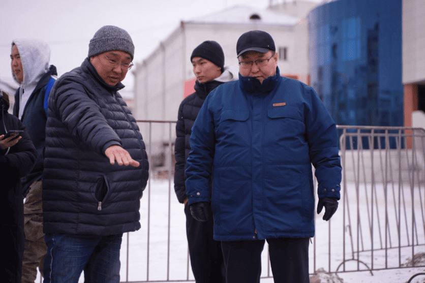 В Якутске продолжается ремонт площади Орджоникидзе Работы должны завершить к 17 октября Сейчас на площади укладывают новую тротуарную плитку работы идут по второму контракту который финансируется за счёт сэкономленных средств сообщает мэрия города Также скоро здесь появится нулевой километр Якутска символический ориентир для города который перенесут с нынешнего места возле здания ЛОРП ulusmedia Читайте нас в MAX