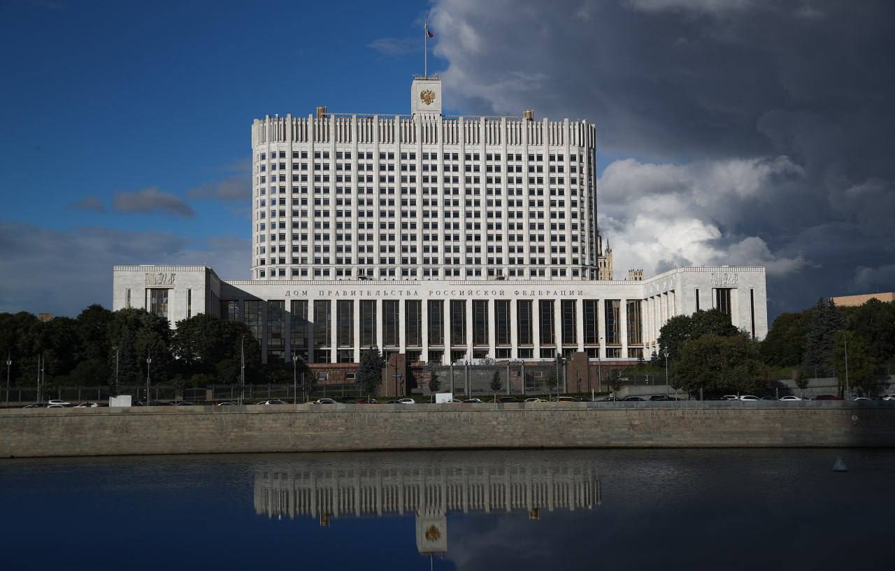 Правительство РФ утвердило правила организации аукционов и закрепления крабовых инвестиционных квот Согласно актуальным нормам срок предоставления права на вылов крабов 15 лет будет отсчитываться с даты указанной в извещении о проведения аукциона Данные изменения внесены в соответствии с законодательно закреплённой для инвестора возможностью приступать к промыслу крабов по итогам торгов без ожидания следующего года либо ещё через год как это было ранее Это нововведение существенно снижает риски недоосвоения квот Фото Михаил Терещенко ТАСС Подписаться на Росрыболовство в MAX