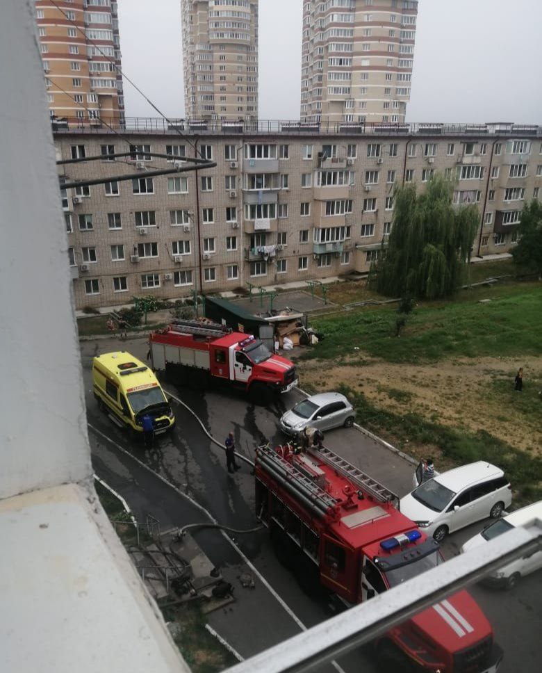 Сообщают, что в доме на улице Херсонской, 5 в Артёме произошёл пожар.  Пожар на 5 этаже. Вынесли мужчину на носилках, одна скорая уехала.