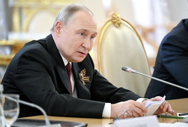 Владимир Путин назвал Египет одним из ключевых партнёров России в Африке Об этом президент сообщил во время переговоров с лидером арабской республики Абделем Фаттахом ас-Сиси в Кремле. Как отметил глава государства, товарооборот между странами в прошлом году увеличился более чем на 30% и достиг рекордных 9 миллиардов долларов. За первые два месяца текущего года он ещё вырос на восемьдесят с лишним процентов, — сказал Путин на встрече. Президент России также подчеркнул, что российско-египетские взаимоотношения успешно развиваются. Наше сотрудничество носит многоплановый характер, основывается на положениях договора о всестороннем партнёрстве и стратегическом сотрудничестве, — отметил глава государства. Подпишись на «Говорит Москва»