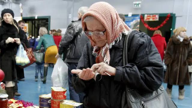 В Госдуме хотят сажать на 15 лет за мошенничество против пенсионеров и инвалидов В нижней палате парламента предложили усилить защиту самых уязвимых россиян пожилых и людей с инвалидностью Законопроект предусматривает уголовную ответственность до 15 лет лишения свободы за мошенничество совершённое в отношении этих категорий граждан Самое страшное это угрозы с которыми сталкиваются одинокие люди преклонного возраста Заступиться за них некому жаловаться они не идут и начинается давление по полной программе прокомментировал инициативу Сергей Миронов    Реклама
