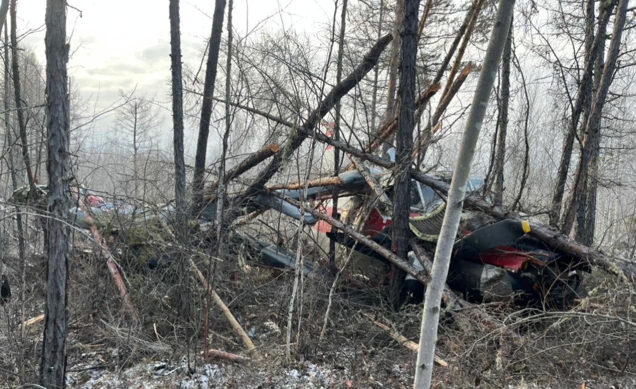 В Республике Саха  Якутия  возбуждено уголовное дело по факту крушения самолета Ан-3   Следственными органами Восточного межрегионального следственного управления на транспорте СК России возбуждено уголовное дело по ст. 263 УК РФ  нарушение правил безопасности движения и эксплуатации воздушного транспорта .   По предварительным данным, 13 октября 2024 года самолет Ан-3, выполнявший  рейс Олекминск-Железногорск-Илимский, совершил жесткую посадку вблизи г. Олекминск Республики Саха  Якутия . На борту самолета находилось 3 члена экипажа  и 2 пассажира. В результате происшествия погиб один человек.   Следователями и следователями-криминалистами проводится комплекс следственных действий, направленных на установление обстоятельств происшествия.