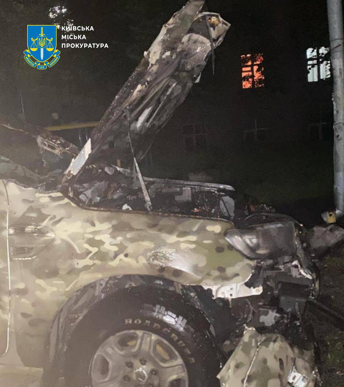 В Киеве бывший военный сжег автомобиль «героя Украины» в его день рождения Об этом сообщает местная «прокуратура». Согласно материалам дела, 33-летний подозреваемый в 2021 году приехал из Крыма, после начала войны был мобилизован, дезертировал, затем вернулся в воинскую часть, но через некоторое время был уволен. Утверждается, что по заданию спецслужб России он поджег автомобиль офицера Нацгвардии, «героя Украины», которому в тот день исполнилось 25 лет. Хороший подарок, одобряем.