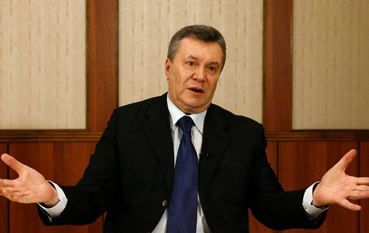 Суд приговорил экс-президента Украины Януковича ещё к 15 годам тюрьмы. На этот раз приговор вынесли за "подстрекательство к дезертирству и организацию незаконной переправки через госграницу". Вместе с ним к 10 годам приговорили бывшего замначальника Управления госохраны — начальника Службы безопасности президента Украины Константина Кобзаря. Речь идёт о феврале 2014 года, когда Янукович покинул территорию Украины и "незаконно вывез" минимум 20 человек из числа своего ближайшего окружения.