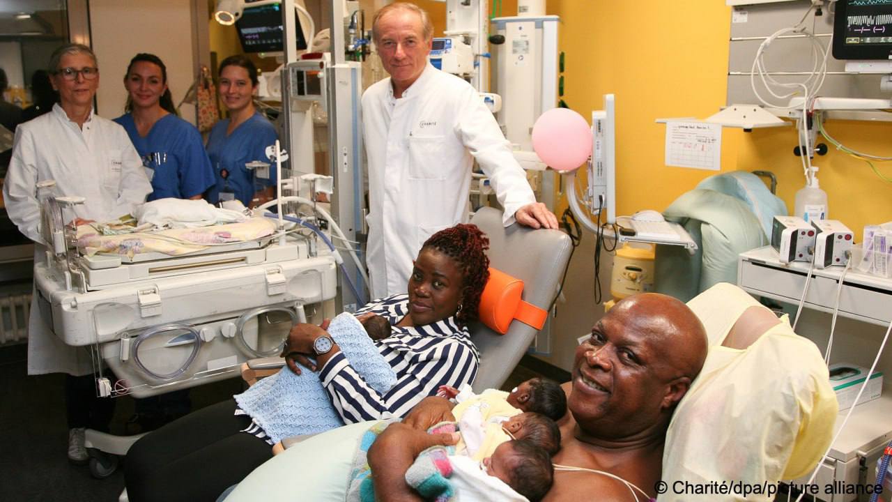 Пятерняшки появились на свет в берлинской клинике Шарите Роды прошли в конце сентября с помощью кесарева сечения их принимала междисциплинарная бригада из 25 белых медиков Такую новость комментировать только портить