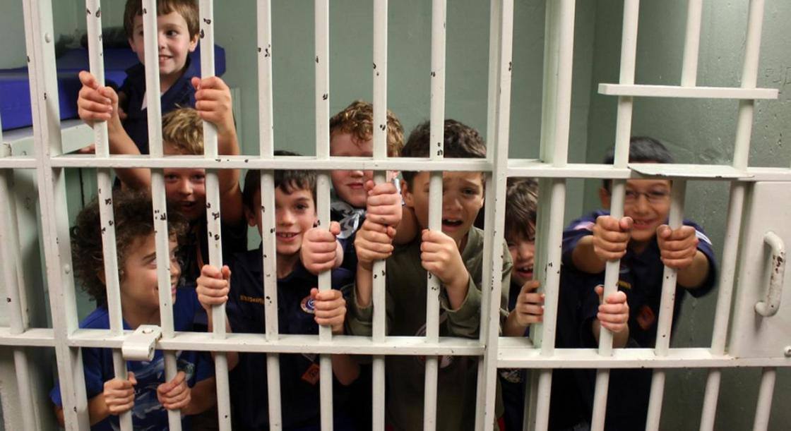 В России предлагают изолировать политически «неблагонадёжных» детей  Группа депутатов Госдумы, включая Екатерину Ларионову, Марию Бутину и Татьяну Буцкую, внесла законопроект, позволяющий изолировать детей за политическую активность в Центрах временного содержания несовершеннолетних правонарушителей  ЦНВСП .  Документ касается несовершеннолетних, не достигших возраста административной ответственности, но участвующих в действиях, которые власть считает политическими правонарушениями. В пояснении к инициативе прямо указаны  «дискредитация армии» и «поддержка экстремистских организаций» — всё это формулировки, широко применяемые для репрессий.  ЦНВСП предполагают не просто изоляцию, но и проведение «идеологической работы» с детьми. Фактически речь идёт о создании системы перевоспитания несовершеннолетних инакомыслящих.   Я предполагаю, дурь эту не примут конечно, но депутаты не оставляют попыток добавить работы сотрудникам МВД.   Какие ваши мысли по поводу этого? Готовятся репрессии хлеще 30х годов?   #СоюзРодителейВместе Прислать новость       Telegram    YouTube      Чат для общения: