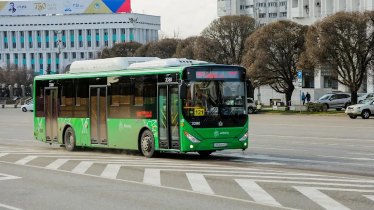 Новый автобусный маршрут запустили в Алматы  С сегодняшнего дня в Алматы ввели новый автобусной маршрут, который будет курсировать от станции метро «Бауыржан Момышулы» до улицы Дала.   Полный маршрут №61: от станции метро «Бауыржан Момышулы» – п. Абая – п. Алатау – ЖК « Шугыла» – ЖК « ALMA CITY» – ул. Дала, далее разворот, и маршрут будет двигаться по схеме, в обратном направлении.  «На линию в будние и в выходные дни будут выходить 15 автобусов», –уточнили в транспортном холдинге города.  Интервал между автобусами- 4 минуты.  Фото: акимат Алматы    /CentralMediaNews