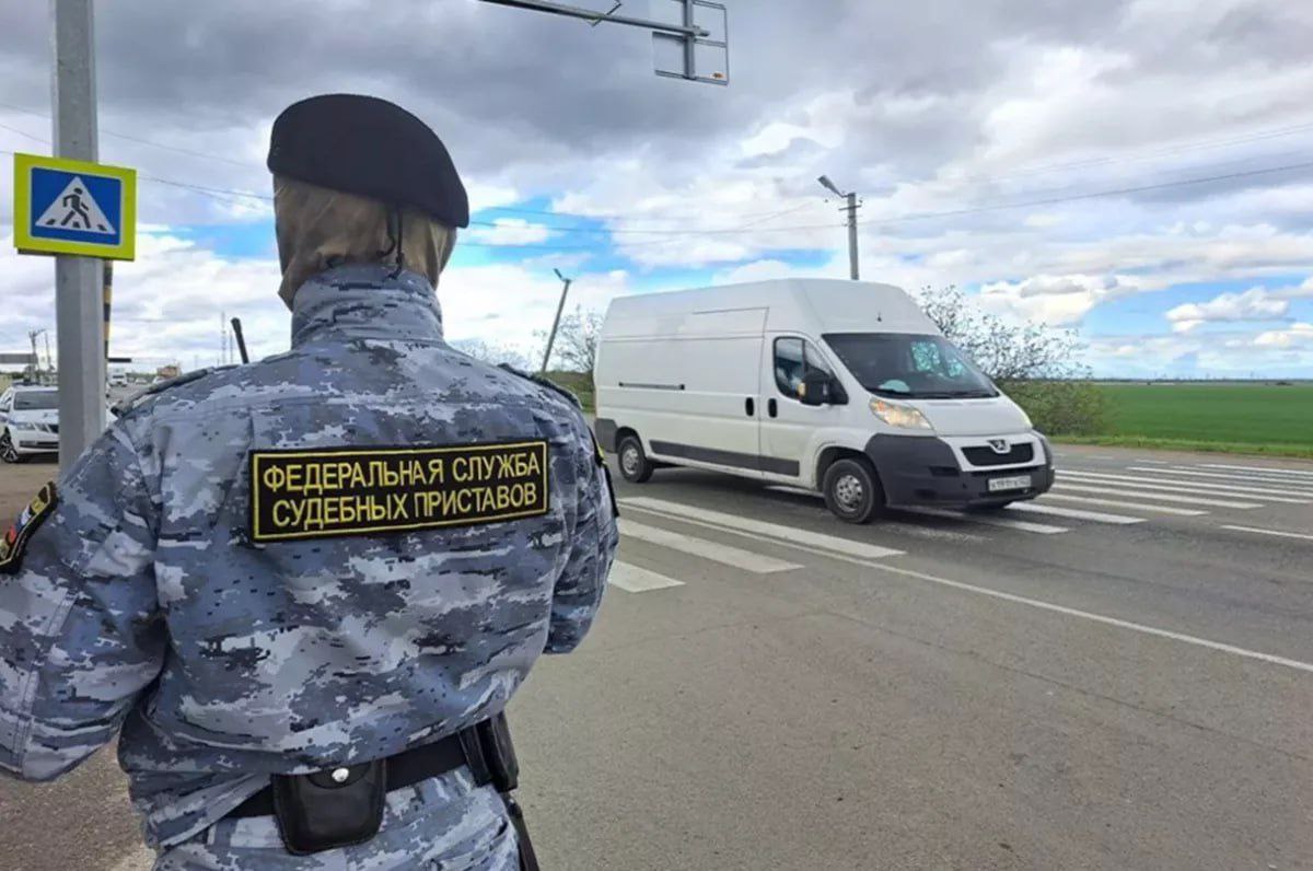 Приставы устроили облаву на должников в Краснодаре. В ходе мероприятия судебные приставы края выявили 11 неплательщиков, у пяти из них авто арестовали. 6 собственников транспортных средств оплатили задолженность на общую сумму более 160 тысяч рублей сразу. В отношении двух собственников автотранспортных средств, накопивших долг на общую сумму почти в 750 тысяч рублей, составлены акты описи и ареста. Авто были изъяты с возможной последующей реализацией их на торгах. Автовладельцам пришлось пересесть на общественный транспорт. ЧП Краснодара и края