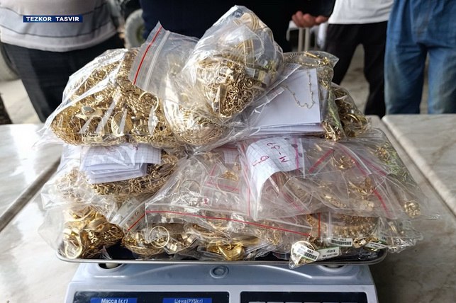 В Ферганской области задержаны контрабандисты с золотом на 20 млрд сумов В Ферганском районе задержаны двое мужчин которые пытались незаконно ввезти из Кыргызстана золотые ювелирные изделия English O zbek tilida Ўзбек тилида На русском