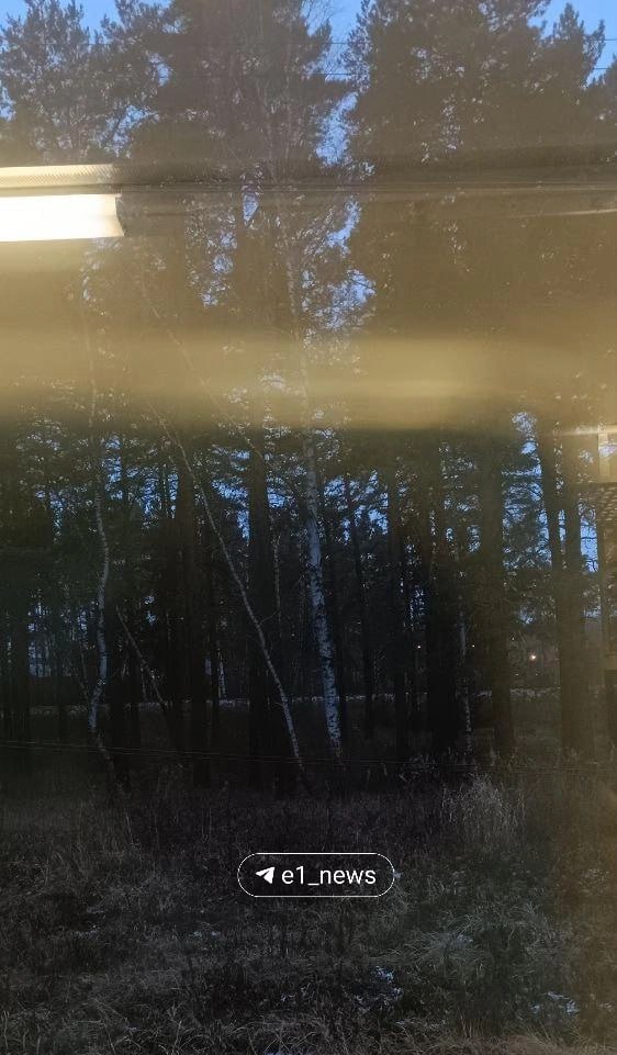 Электричка застряла в лесу под Екатеринбургом Пассажиры встретили рассвет в вагонах Сегодня утром электрички следовавшая Асбеста в Екатеринбург сломалась и больше часа состав с пассажирами простоял в лесу недалеко от станции Чапаевская пишет Е1 По словам людей свет и отопление в вагонах работали но поезд не двигался не доехав до Екатеринбурга всего четыре станции Поскольку рядом не было платформы людей не выпускали из вагонов Позже сломавшийся состав был взят на буксир прибывшим тепловозом Е1 Уралити