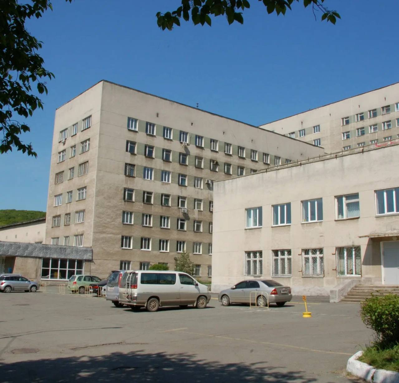 Во Владивостоке на Жигура недалеко от автомойки пытались застрелить молодого человека. Специалисты Владивостокской скорой оказали оперативную медицинскую помощь 19-летнему пациенту с ранением после выстрела из травматического оружия. Звонок в оперативный отдел поступил 12 мая в половине третьего утра. Молодой человек сообщил, что его друг подвергся нападению со стороны неизвестных в районе автомойки на улице Жигура. На вызов экстренно выехала бригада скорой помощи. Там они обнаружили молодого человека, лежащего на земле с обильным кровотечением из живота. Пациент с ранением передней брюшной стенки, находился в состоянии геморрагического шока. Медики обезболили молодого человека и бережно погрузили его в автомобиль скорой медицинской помощи, быстро доставив во Владивостокскую клиническую больницу №2. В клинике пациента, потерявшего много крови, экстренно прооперировали, после чего перевели в отделение травматологии.