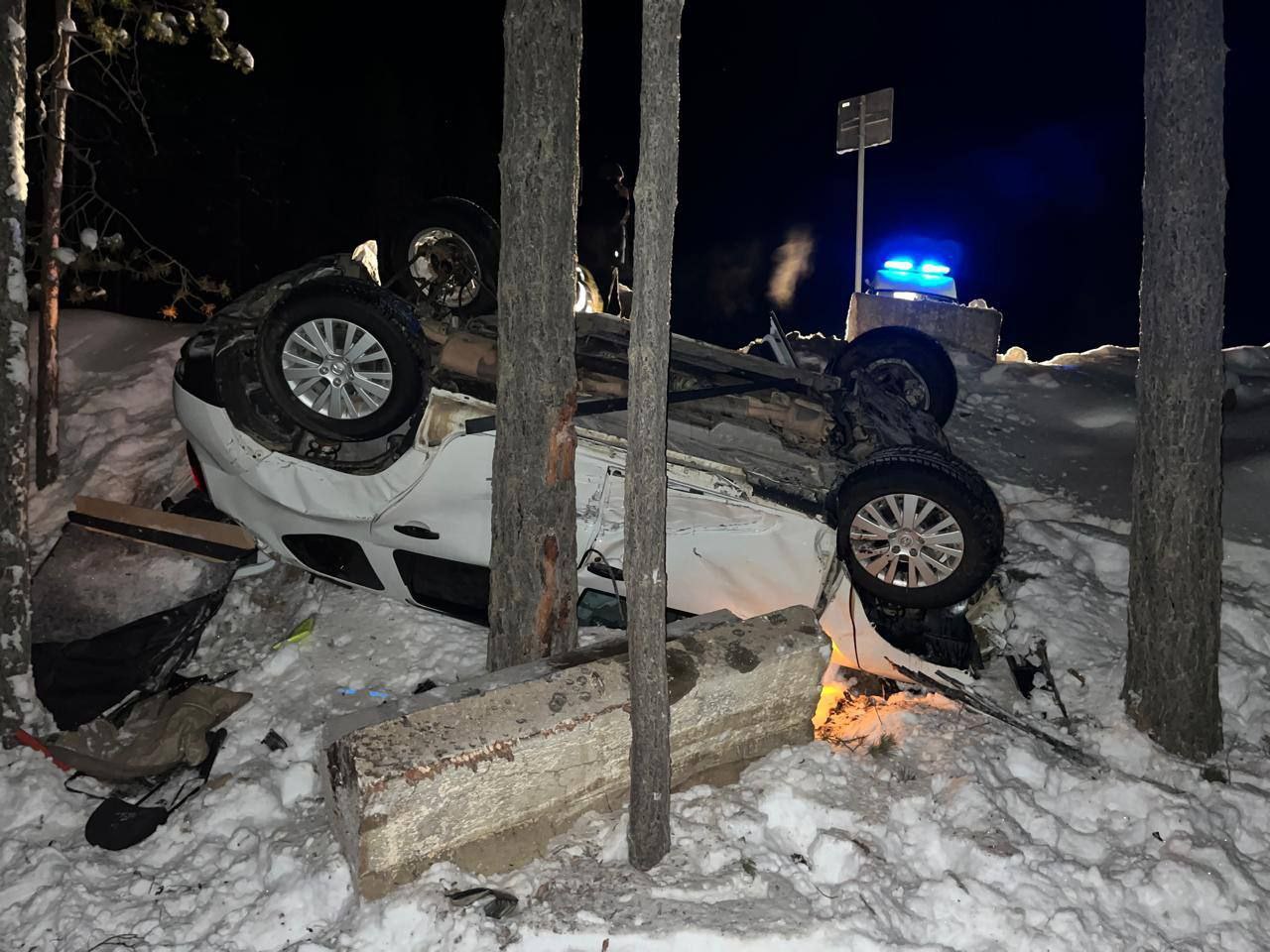 рокуратура показала кадры жуткого ДТП в которое попал Михаил Мишурин В ноябре 2024 го еще будучи главой Баргузинского района он попал в ДТП и получил серьезную травму перелом двух костей голени со смещением Позже выяснилось что Мишурин сел за руль пьяным и его сняли с должности главы района Сегодня прокуратура показала кадры того страшного ДТП автомобиль влетел в бетонные блоки и опрокинулся Судя по всему мужчина еще легко отделался машина в жутком состоянии Напомним что уголовное дело в отношении экс главврача Баргузинского района Баира Очирова который подменил анализы крови Мишурина с целью сокрыть факт алкогольного опьянения готовятся рассмотреть в суде