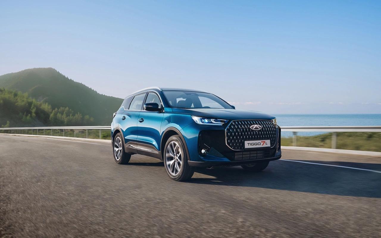 Chery Tiggo 7L обзавелся полным приводом в России. Комплектации и цены: Автомобиль с четырьмя ведущими колесами поступил в продажу на российском рынке в трех комплектациях: Active, Prime и Ultra. Их названия и набор оснащения аналогичен версиям с передним приводом. Стоимость полноприводного автомобиля в «базе» составляет 2 880 000 руб. без учета скидок. Tiggo 7L в версии Prime с полным приводом оценивается в 3 080 000 руб., а автомобиль в «топе» — 3 230 000 руб. Кроссовер с 4WD оказался на 100 тыс. руб. дороже, чем версия с передним приводом. А в максимальной комплектации разница составила 130 тыс. руб.