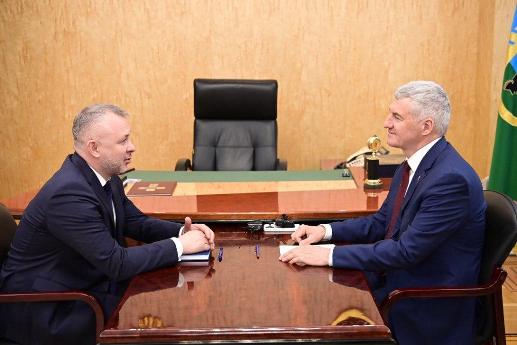 Артур Парфенчиков назначил Андрея Сергеева на должность первого замглавы Карелии - премьер-министра правительства региона. На встрече с чиновником глава Карелии отметил, что его вступление в должность - это завершение "основного этапа кадровой перезагрузки" республиканского правительства. Были обсуждены вопросы экономического развития региона, привлечение федеральных средств и улучшение состояния сферы здравоохранения. Сергееву поручено следить за строительством новых объектов и решением проблем с дорогами и коммунальным хозяйством. Ранее Андрей Сергеев возглавлял министерство по муниципальному развитию Калининградской области. 5 5 5 Подписаться Прислать новость