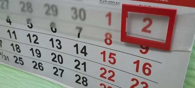 В России не планируют сделать 31 декабря выходным днем Глава комитета Госдумы по труду, социальной политике и делам ветеранов Ярослав Нилов в интервью ТАСС в рамках форума «Россия — Исламский мир» в Казани сообщил, что власти опасаются, что официальное введение 31 декабря в качестве выходного может привести к обсуждению необходимости сокращения рабочего времени и 30 декабря. В последние годы этот день фактически был выходным благодаря переносам других рабочих дней, однако это происходило в ручном режиме. Нилов отметил, что у правительства достаточно полномочий для решения данного вопроса, но неясно, почему они не были реализованы в 2019 и 2020 годах, когда возникли проблемы с календарем. Он подчеркнул, что закрепление 31 декабря как выходного поможет избежать повторения подобных ситуаций, а для сохранения баланса следует сделать 8 января рабочим днем. Ранее Нилов разработал соответствующий законопроект. Подписаться Сообщить новость