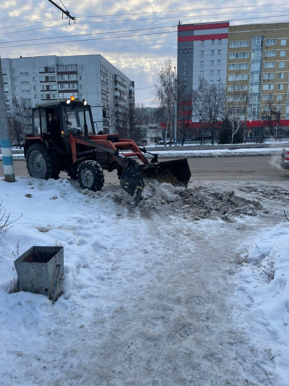 Про уборку дорог  Сегодня при содействии администрации Заволжского района МБУ «Дорремстрой» осуществило очистку парковочного кармана по проспекту Ленинского комсомола, 12.  Кроме того, продолжается очистка остановок и перекрёстков от снега, а также сгребание и подметание проезжей части дорог. Перекидка снега осуществляется на Димитровградском шоссе и втором пусковом комплексе.  Вывоз снега запланирован с проспектов Туполева и Генерала Тюленева. В первую смену привлечено 21 единица техники.