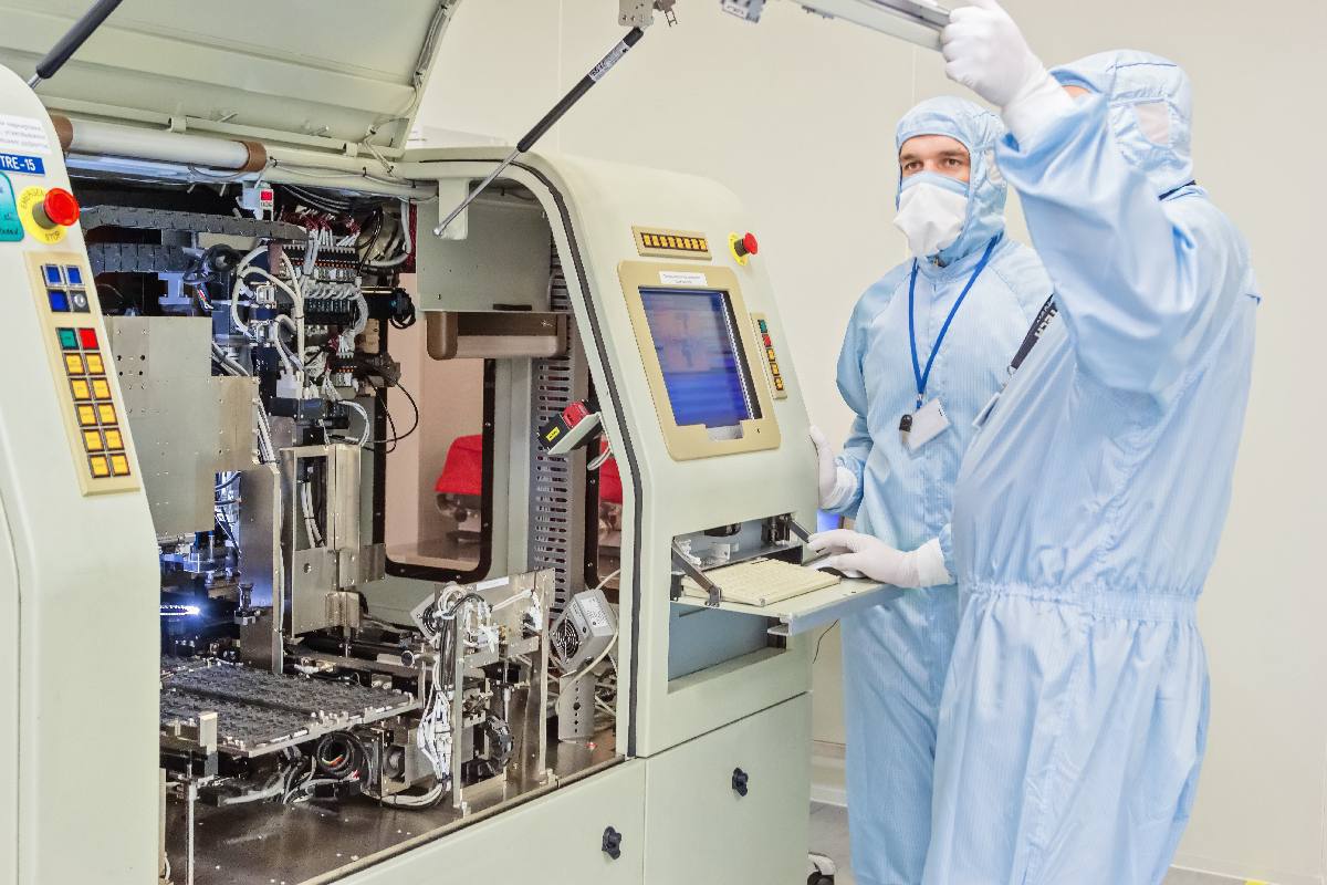GS Nanotech испытал первый отечественный компаунд Экзамен сдан: на мощностях GS Nanotech успешно прошли испытания первого российского молд-компаунда Он разработан в рамках ОКР, выполняемой НИУ МИЭТ и соисполнителями АО «Институтом Пластмасс», ФИЦ ИПХФ и МХ РАН. Компаунд — это материал для герметизации и изоляции электронных компонентов. Он фиксирует кристалл и защищает схемы от попадания влаги, окисления, механических повреждений и других воздействий. Сейчас российские предприятия при корпусировании используют компаунды китайского производства. Появление качественного российского аналога станет значимым шагом на пути к технологическому суверенитету страны. Благодаря работе коллег разработанный российский материал был отвалидирован и применен GS Nanotech при корпусировании кристаллов микросхем в корпус PBGA196. По итогам валидации и отработки технологических режимов заливки, получен положительный результат. Он показал, что компаунд соответствует необходимым нормативам. «На основании полученных в результате тестирования данных, представленный материал обладает значительным потенциалом для замены используемого в настоящее время зарубежного аналога EMG-700-BS», — считает директор по развитию GS Nanotech Алексей Бородастов. В GS Nanotech заинтересованы в продолжении тестирования — готовы к совместной работе по улучшению материала и обсуждению перспектив его использования.