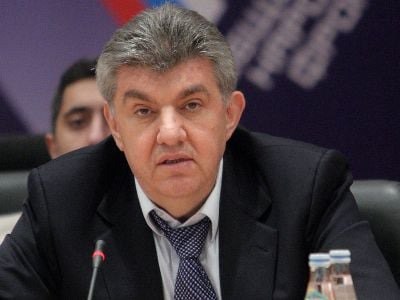 Глава Союза армян России Ара Абрамян обратился к премьер-министру Армении Николу Пашиняну с призывом не трогать армянский народ, а заботиться о том, чтобы он жил в безопасности. «Люди боятся что-то говорить против Пашиняна ... Его тактика – он обвиняет оппозицию, якобы это оппозиция обесценивает армянский народ. У нас самый лучший народ, самый лучший, господин Пашинян. Не надо народ трогать. О народе надо заботиться, народу надо делать так, чтобы народ хорошо жил, чтобы народ был в безопасности, чтобы их дети имели будущее. А вы что делаете? », - заявил Абрамян РИА Новости.