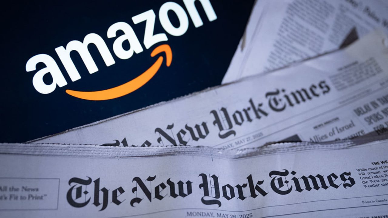 The New York Times впервые в своей истории подписал многолетнюю сделку по лицензированию своего контента для технологий искусственного интеллекта. Согласно соглашению, Amazon получает доступ к статьям газеты, рецептам из раздела NYT Cooking и спортивному контенту от The Athletic. Контент NYT будет интегрирован в устройства и сервисы Amazon, такие как голосовые помощники Alexa, которые смогут рекомендовать материалы издания пользователям, предоставляя ссылки для полного прочтения. Этот шаг является важным событием в контексте текущих судебных споров между издателями и компаниями-разработчиками ИИ, такими как OpenAI и Microsoft. Несмотря на критику использования материалов изданий для тренировки моделей ИИ, крупнейшие медиа-компании начинают адаптироваться к новым реалиям рынка цифрового контента. PRO AI ПОЛЕЗНЫЙ СОФТ НОВОСТИ