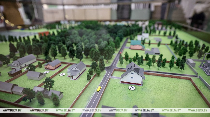 Президент Беларуси Александр Лукашенко поручил по хозяйски развивать территории заповедников и осмотрел деревню будущего В заповеднике должны жить люди такими островками Речь идет о том чтобы там где люди живут типа Домжериц создавать эти островки сказал глава государства Александр Лукашенко поручил чтобы кроме природоохранных мероприятий в таких местах по хозяйски занимались и лесным и сельским хозяйством Чтобы содержать территории в порядке Жить на земле надо заниматься сельским хозяйством Приусадебный участок должен быть отметил глава государства То же самое касается и отдельных участков где можно развивать хозяйственную деятельность Эти клочки нельзя отдавать природе коль они очищены от леса кустарников Они должны давать результат Где то цех по обработке древесины сельское хозяйство Я готов небольшими деньгами помочь чтобы это развивать сказал глава государства Я не говорю с какими целями будете работать на земле Молока мяса у нас хватает Если это будет использоваться для охоты рыболовства ради бога это ваше дело добавил Президент