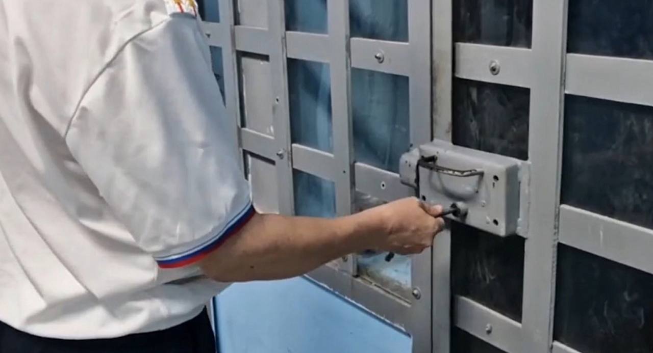 В Новороссийске перед судом предстанет обвиняемый в краже 49-летний житель Краснодара похитил из подъезда мопед и разобрал его на запчасти. Следственным подразделением отдела полиции Восточного района Управления МВД России по городу Новороссийску завершено расследование уголовного дела, возбужденного в отношении 49-летнего приезжего из Краснодара по признакам преступления, предусмотренного частью 2 статьи 158 УК РФ «Кража». По данным следствия, обвиняемый, находясь в алкогольном опьянении, обратил внимание на транспортное средство, которое было припарковано и не пристегнуто специальным замком на первом этаже многоквартирного дома. Убедившись, что за его действиями никто не наблюдает, злоумышленник укатил мопед и спрятал на мусорной площадке, чтобы позднее сообщить своей сожительнице о находке. Транспортное средство злоумышленник разобрал на запчасти и расфасовал на детали в мешки, которые впоследствии попытался спрятать недалеко от дома. Сумма ущерба потерпевшему составила 20 000 рублей. Сотрудниками полиции запчасти мопеда были изъяты и возвращеы законному владельцу. На период предварительного следствия обвиняемому избиралась мера пресечения в виде подписки о невыезде и надлежащем поведении. В настоящее время уголовное дело с утвержденным обвинительным заключением отправлено в суд для рассмотрения по существу. Санкции инкриминируемой статьи предусматривают максимальное наказание в виде лишения свободы на срок до пяти лет. Пресс-служба УМВД РФ по г. Новороссийску