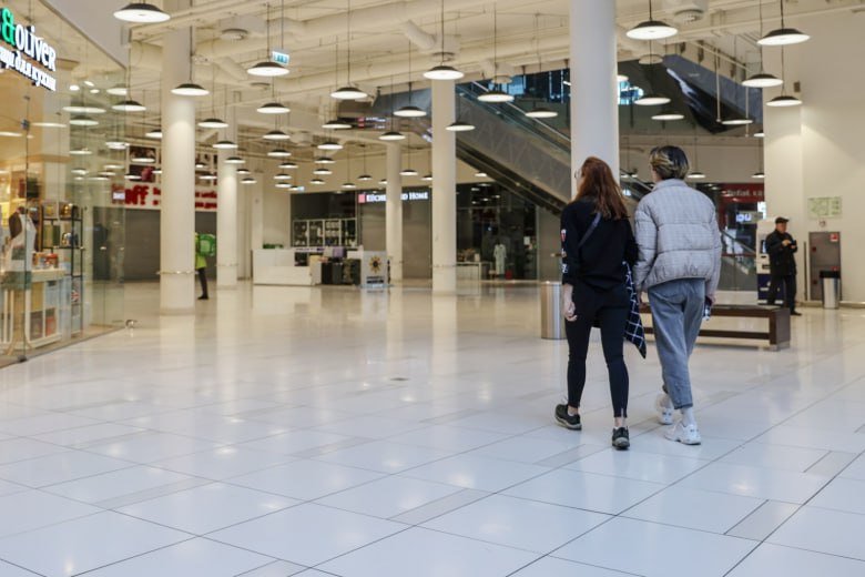 Торговые центры увеличили предложение складов из за падения спроса Объем складских помещений выставленных на рынок владельцами торговых центров за январь октябрь достиг 587 тыс кв м или около 15 всего предложения в России следует из данных IBC Real Estate Годом ранее показатель составлял 94 тыс кв м Сегмент ТЦ переживает кризис из за роста онлайн торговли и высокой ключевой ставки добавляет вице президент Союза торговых центров Павел Люлин jkinvest news jkinvest