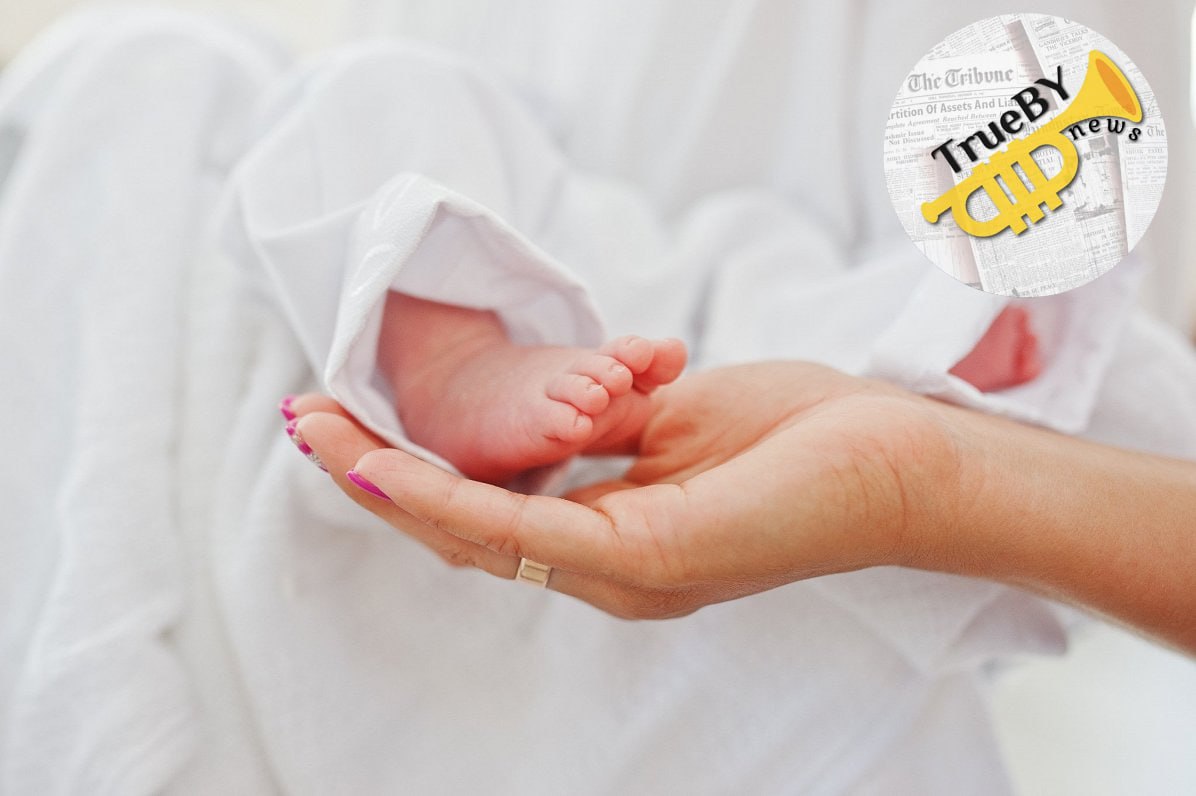 В Латвии продолжает снижаться рождаемость В Латвии наблюдается тенденция снижения рождаемости только за девять месяцев текущего года она упала почти на 11 Об этом сообщают латвийские СМИ со ссылкой на данные Центрального статистического управления В целом рождаемость в Латвии на протяжении последних лет одна из самых низких в ЕС С января по сентябрь 2025 года в стране зарегистрировано 8883 новорожденных что на 10 9 меньше чем за аналогичный период предыдущего года В частности за этот период родилось 4643 мальчика что на 4 3 меньше чем за аналогичный период 2024 года и 4240 девочек что меньше на 17 2 Кроме того за девять месяцев этого года число умерших на 10 303 превысило число родившихся За аналогичный период 2024 года эта разница составляла 9802 Как отмечают СМИ рождаемость в Латвии продолжает бить антирекорды а число желающих уехать из республики людей стремительно растет Латвия демография рождаемость TrueBY news