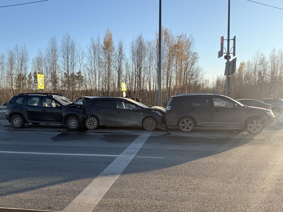 Вот такой паровозик из машин на повороте на кладбище По данным Госавтоинспекции его собрал водитель Рено который врезался в КИА который врезался в Аутлендер Обе машины стояли на красном В результате ДТП пострадали пассажир и водитель зажатой машины nv86 me vk com nv86ru ok ru nv86 ru