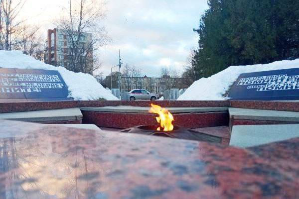 Подозреваемого в осквернении воинского мемориала задержали росгвардейцы в Ленинградской области     Минувшей ночью злоумышленник прикурил сигарету от Вечного огня мемориального комплекса «Памяти павших» в парке Победы города Кириши  на фото . Противоправные действия зафиксировала камера наружного видеонаблюдения.      Получив ориентировку с приметами правонарушителя, сотрудники вневедомственной охраны Росгвардии вскоре обнаружили и задержали его в полукилометре от мемориала. Для дальнейшего разбирательства местный житель передан в отдел полиции.     подробнее…