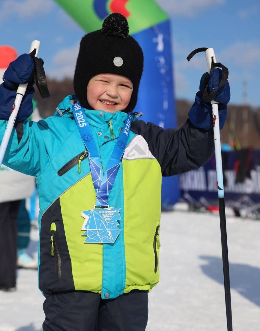 Юных сахалинцев ждут на Троицком лыжном марафоне XXXIII Троицкий лыжный марафон один из старейших лыжных стартов Сахалинской области пройдёт 14 и 15 марта в селе Троицкое Анивского района Впервые в своей истории соревнования включены в серию RussiaLoppet Открыта регистрация на детские старты которые состоятся 15 марта Для юных участников подготовлены дистанции классическим стилем от 200 метров для самых маленьких спортсменов 2020 года рождения и младше до 3 километров для старших возрастных групп Самые юные лыжники выйдут на трассу при поддержке родителей старшие участники будут соревноваться самостоятельно Также 14 марта пройдут состязания для лиц с ОВЗ свободным стилем ℹ Подробная информация и регистрация доступны по ссылке   orgeo ru event info marathon troitskii  Напомним в программу марафона для взрослых лыжников войдут гонки на дистанциях 50 и 25 км свободным стилем а также 30 км классическим стилем Все старты примут лыжные трассы села Троицкое Каждый участник на финише получит памятную медаль  Также организаторы обращают внимание что через шесть дней произойдёт повышение стоимости стартовых взносов Регистрация на старты свободным стилем   russialoppet ru events troitsky2026 html Регистрация на классику   russialoppet ru events troitskycl2026 html