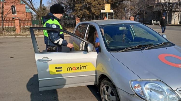 В Приморье в ходе очередного профилактического мероприятия «Такси» проверено 220 автомобилей, в том числе на которых нанесена реклама агрегаторов такси. К административной ответственности привлечен 51 водитель.  «Большая часть нарушений была связана с управлением транспортным средством водителем, не пристегнутым ремнем безопасности, перевозкой пассажиров, не пристегнутых ремнями безопасности, несоблюдением требований дорожных знаков или разметки проезжей части дороги, неисполнением владельцем транспортного средства, установленной федеральным законом обязанности по страхованию своей гражданской ответственности, а равно управление транспортным средством, если такое обязательное страхование заведомо отсутствует, управлением транспортным средством без технического осмотра, нарушением требований к перевозке детей», - говорится в сообщении.