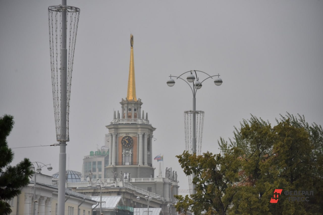 Дума Екатеринбурга потерпела поражение в аппаратной интриге С ее сайта пропала повестка завтрашнего заседания ради которого депутатов настойчиво вытаскивали с каникул На этом заседании должны были утвердить создание второй ставки первого вице мэра На прошлой неделе комиссия по местному самоуправлению провела поправки на грани пришлось привлечь первого вице спикера Михаила Матвеева а главным публичным защитником реформы неожиданно стал коммунист Виктор Сомиков В итоге однако сбылся прогноз лидера Яблока Константина Киселева На том же заседании он предсказывал что политическая интрига в период губернаторских выборов вызовет раздражение у властей Свердловской области Судя по всему так и произошло Уралити