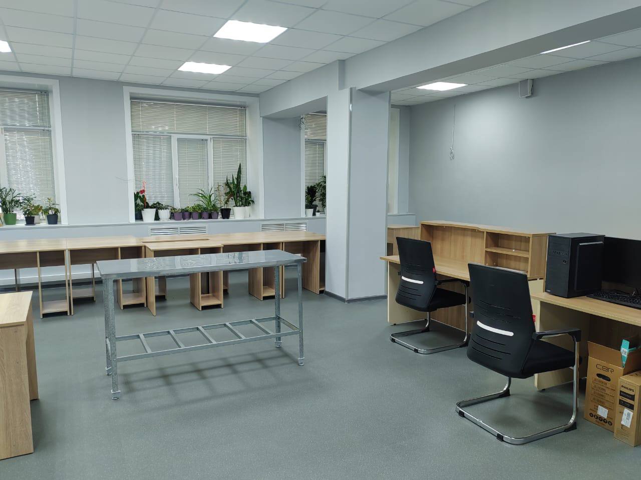 В Хабаровском крае будет создано 52 новых пространства для практического освоения профессий в техникумах и колледжах. Мастерские появятся благодаря президентской единой субсидии — более 250 млн рублей. Губернатор Дмитрий Демешин отметил в своём телеграм-канале, что в прошлом году было оборудовано 29 таких объектов. Так, обновление коснётся 12 учебных заведений в Хабаровске и районах края. Мастерские будут доступны не только студентам, но и людям с ограниченными возможностями, которые проходят профессиональное обучение. «Такие условия, например, создаются в Комсомольском-на-Амуре колледже технологий и сервиса — там оборудуют к началу учебного года 3 обновлённые мастерские», — отметил Дмитрий Демешин.