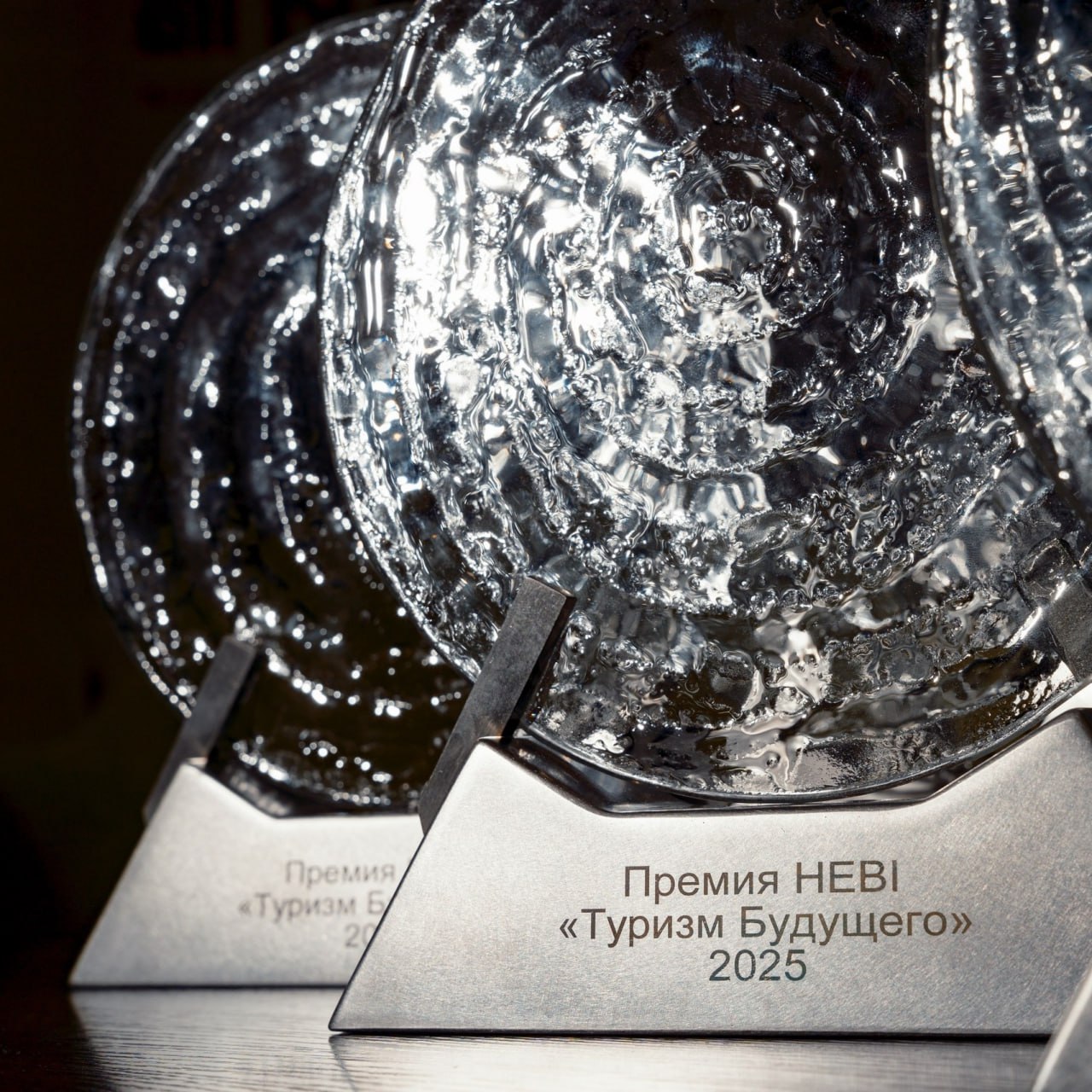 Объявлены победители премии Туризм Будущего Специалист системы Лесной эталон Лидия Беляева приняла участие в церемонии награждения победителей ежегодной Всероссийской Премии Туризм Будущего Из более чем 50 заявок со всей страны выбраны 27 финалистов имена которых стали ориентиром для всего рынка В ходе церемонии объявлены 6 победителей чьи проекты демонстрируют успешное сочетание инноваций экологической социальной ответственности и сохранения культурного наследия Лидия Беляева специалист системы Лесной эталон эколог Система Лесной эталон рада быть партнером премии и помогать туристическим объектам заботиться о лесе выбирая товары из древесины бумаги и картона ответственного происхождения Мы как система сертификации обеспечиваем соответствие держателей наших сертификатов самым строгим международным экологическим и социальным требованиям и продвигаем культуру ответственного отношения к лесу чтобы компании которые заготавливают древесину для производства строительных и отделочных материалов мебели и бумаги и других нужных в сфере туризма вещей делали это максимально бережно по отношению к природе местным жителям и коренным народам лесных регионов Выбор товаров из древесины с маркировкой Лесной эталон это настоящая забота о лесе и вклад в будущее Оргкомитет Премии Туризм Будущего объявил о старте приема заявок на 2026 год Критерии оценки в нескольких номинациях дополнены новыми требованиями к закупке офисной бумаги разработанными при экспертной поддержке Системы Лесной эталон и держателя сертификата Лесного эталона НПАО Светогорский ЦБК Подробнее об итогах премии и победителях на сайте