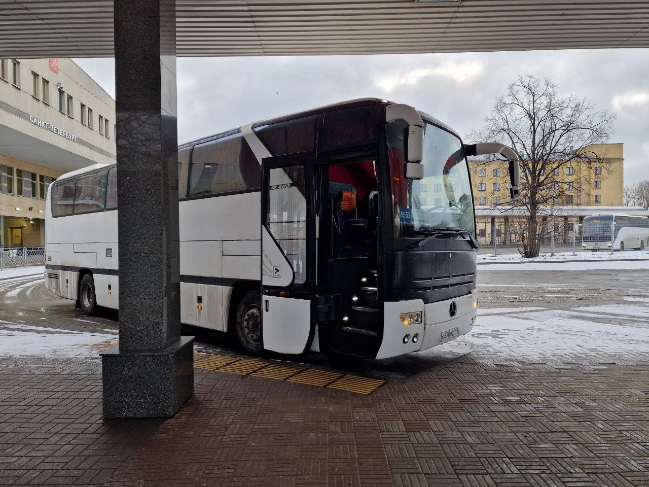 Новый межрегиональный автобусный маршрут связал Петербург и Мариуполь    Первый рейс по маршруту № 8552 «Санкт-Петербург – Мариуполь» отправился с Петербургского Автовокзала.  Автобусы, рассчитанные на 49 и 53 места, оборудованы всем необходимым для длительной поездки:   комфортными и регулируемыми сиденьями;  системой климат-контроля;  индивидуальными розетками и USB-разъемами;   холодильником,  объемным багажным отделением.  «Для Петербурга обеспечение надежной транспортной сети является одной из первостепенных задач. Запуск регулярных автобусных маршрутов из Санкт-Петербурга в такие города, как Донецк, Луганск, Стаханов и теперь Мариуполь, свидетельствует о стремлении укрепить связи между регионами и создать единое комфортное транспортное пространство для пассажиров» – отметил председатель Комитета по транспорту Валентин Енокаев. ⏰ Перевозчик «ТТК Глобус» будет осуществлять рейсы по нечетным числам, отправление в 9:00 по московскому времени. Ближайшие даты следующих рейсов: 5, 7 и 9 марта.   Время в пути составит 29 часов. Рейс прямой, без остановок. Отправление с наб. Обводного канала, д. 36. Билеты можно приобрести в кассах Автобусного вокзала.