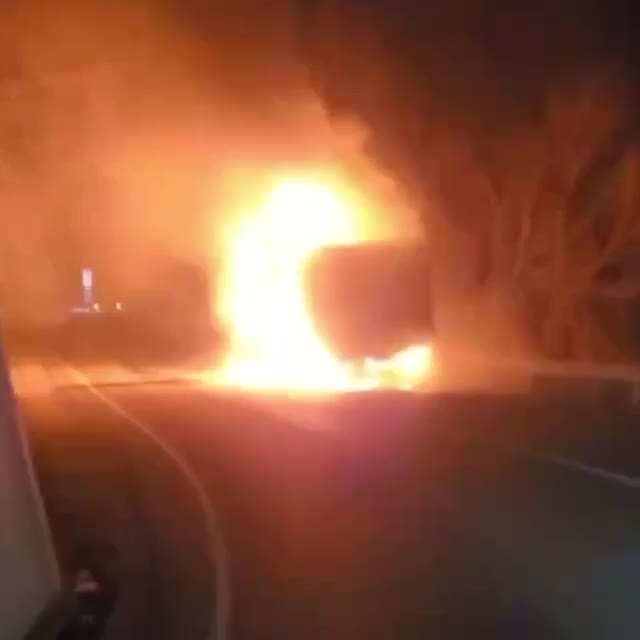 Взрыв грузовика на трассе в Красноярском крае: МЧС выясняет причины