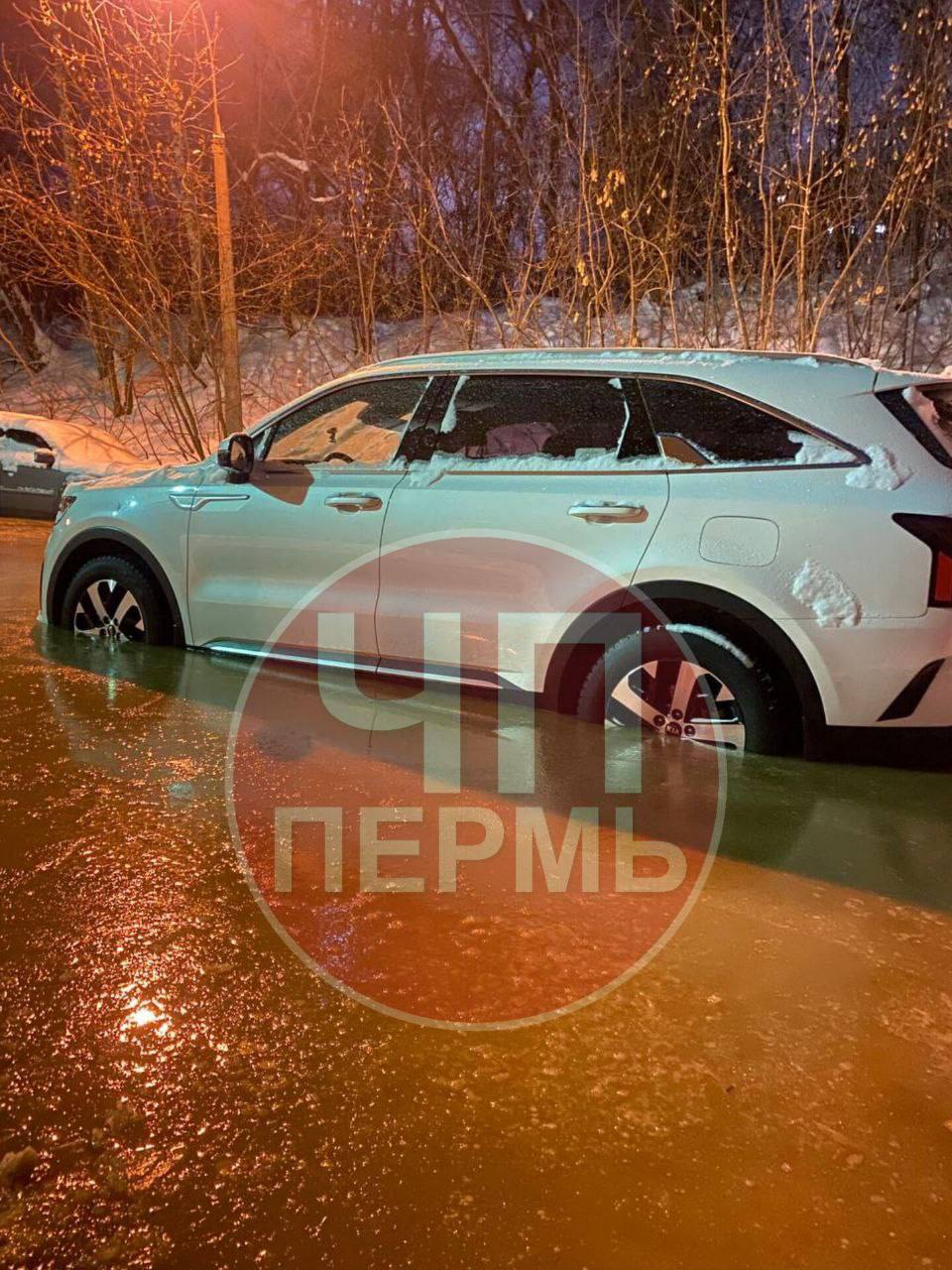 В Перми на улице Самолетной произошел потоп — вода плещется и в подъезде, и внутри припаркованной машины  Пермяк поделился фотографиями с места коммунальной аварии в телеграм-канале «ЧП Пермь» — очевидец заснял потоп на улице Самолетная, 30. На фото видно, что вода минимум наполовину скрыла колеса припаркованного на улице автомобиля и попала внутрь. Судя по кадрам, коврики скрыло сантиметров на 10.  В «Новогор-Прикамье» 59.RU пояснили, что авария произошла на водопроводе по адресу Самолетная, 32. В 9 утра аварийный участок отключили для ремонта. Последствия потопа будут убирать спецтехникой.  Из-за аварии отключили воду в четырех домах по адресам: Самолетная, 26, 30, 32, 36. Для жителей организуют подвоз воды. Подробнее узнавайте по телефону 2100-680 или в call .perm.ru    Подписаться   Прислать новость