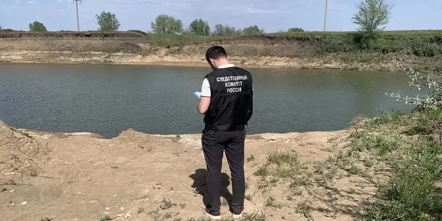 В Дергачевском районе начали проверку из за гибели мальчика в реке В Дергачевском районе Саратовской области организовали проверку из за гибели 10 летнего мальчика в водоеме Об этом сообщает пресс служба регионального СУ СК По данным следствия 16 мая в реке Алтата села Петропавловка обнаружили тело несовершеннолетнего Признаков насильственной смерти при внешнем осмотре ребенка не нашли Как уточняет прокуратура региона мальчик вместе с другом отправились к котловану весеннего обхода воды входящий в реку Атлата Он располагается на расстоянии 1 5 километров от села Петропавловка Ребенок прыгнул в воду и в итоге утонул Надзорное ведомство в ходе проверки установит причины случившегося и при наличии оснований примет меры реагирования Следственный комитет региона напоминает о том что любой водоем является местом повышенной опасности Следователи рекомендуют гражданам соблюдать правила поведения на воде и особенно быть внимательными к детям Подписывайтесь на наш канал в MAX
