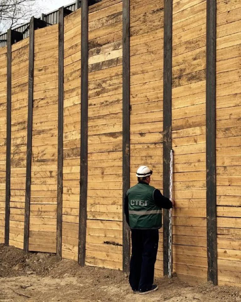 Без шума и суеты: строительство комплекса Искра в Барнауле набирает обороты Возведение современного многофункционального комплекса Искра в Индустриальном районе Барнаула набирает темпы. Как сообщили в компании Мой Дом, в настоящее время успешно продвигается разработка котлована. Эти работы достигли 50% готовности. Глубина котлована составляет пять метров. Следующий шаг – укрепление грунта путем заливки буронабивных свай. Преимущества такой технологии заключаются в том, что сваи изготавливаются на месте установки и не предполагают никаких шумных работ. Все это позволяет не причинять никаких неудобств жителям соседних домов. Как ранее сообщал "Толк", комплекс Искра состоит из двух башен, жилой и офисной, объединенных общим стилобатом торговой галереи. Проект призван активизировать жизненное пространство в центре Индустриального района, наполнить его возможностями и потенциалом для развития. Здесь появятся магазины, зоны развлечений, спортивные площадки. Будут созданы новые рабочие места. Искра также имеет важное нравственное и патриотическое значение для города, поскольку поможет сохранить и передать память о героическом прошлом нашей страны. Уже сегодня здесь установлен бюст великого полководца – маршала Георгия Константиновича Жукова, благоустроен сквер, а позже откроется зал для Алтайского регионального общественно полезного фонда "Социальной поддержки ветеранов Афганистана, спецопераций и семей погибших", который станет местом для встреч, мероприятий и церемоний на безвозмездной основе. Подробнее на сайте. Реклама Erid: 2W5zFK2vTpU Рекламодатель: ООО СЗ "Искра", ИНН2222901218