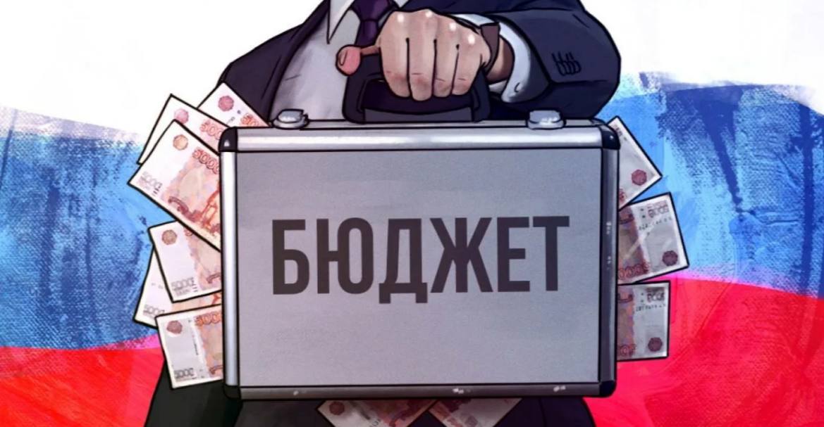 Поступления в бюджет ЛНР в минувшем году составили более 165 млрд рублей Об этом ЛИЦ сообщил министр финансов ЛНР Евгений Мануйлов во время публичных слушаний по исполнению бюджета за 2024 год В прошлом году в бюджет Луганской Народной Республики поступило на 5,1 миллиарда рублей больше, чем планировалось. Общая сумма составила 165,3 миллиарда рублей, что на 3,2% превышает намеченные показатели Он отметил, что основу доходов Республики, а именно 93,2%, составили именно налоговые поступления. Но бюджет ЛНР на 66,3% был сформирован за счет безвозмездных поступлений, которые в основном представляют собой финансовую поддержку из федерального бюджета Вести. Луганск Подписаться Прислать новость