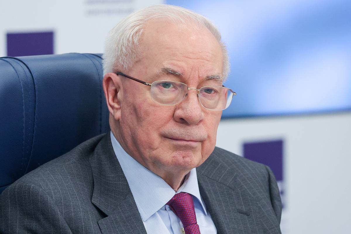 Соединенные Штаты могут сместить украинского лидера Владимира Зеленского если он будет мешать мирному урегулированию Об этом заявил бывший премьер министр Украины Николай Азаров в интервью Известиям США создавали НАБУ И работа бюро не могла бы вообще проводиться в таком жестком направлении как например предъявление подозрения бизнесмену Тимуру Миндичу аресты министров если бы не было прямой команды от американцев отметил он По мнению Азарова совершенно однозначно американцы взяли курс на смещение Зеленского При этом сколько Зеленский будет на своем посту трудно сказать все зависит от планов Вашингтона Стало известно о возможной подготовке заговора против Зеленского Сейчас он Штатам предположил экс премьер нужен как переговорщик к которому можно предъявить какие то требования и условия Ранее стало известно что бывшего премьер министра республики Николая Азарова заочно осудили на Украине на 15 лет