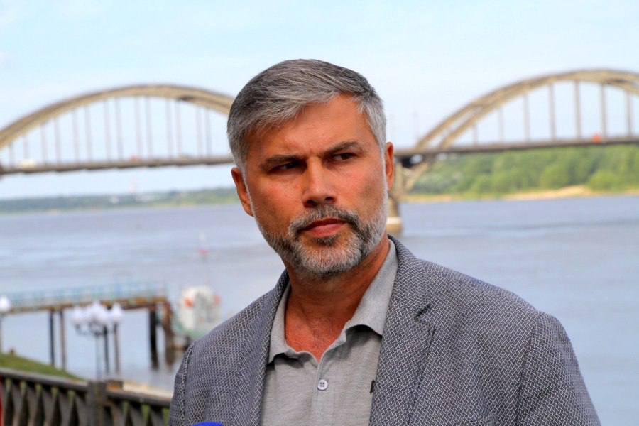 Новым главой главой Гаврилов-Ямского округа стал Алишер Рустамов Его кандидатуру поддержали 17 депутатов местного совета. Он стал первым избранным главой округа. Рустамов работал замглавы Рыбинска по городскому хозяйству. 10 лет возглавлял Единую службу заказчика администрации Ростовского района. Поработал и в администрации Гаврилов-Ямского района. «Алишер Хужамуратович более пяти лет живет с семьей в Гаврилов-Ямском округе и хорошо знает его особенности. При этом имеет все компетенции для решения задач по развитию муниципалитета», – ранее отмечал губернатор Михаил Евраев. Подписаться Прислать новость