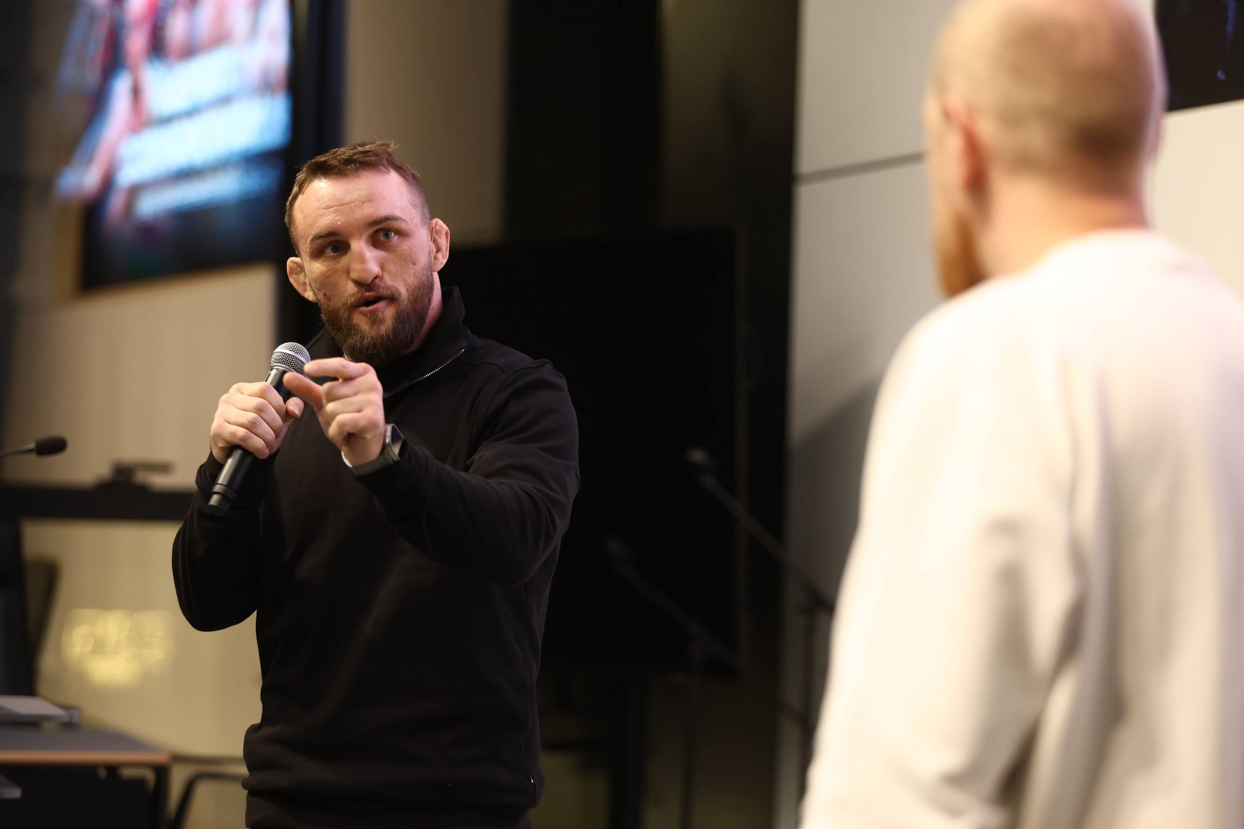 Чемпион RCC Владислав Белаз хочет встретится с Александром Лукашенко Белаз признался что после завоевания титула и двух побед над Александром Шлеменко его жизнь колоссально изменилась Его пригласили к министру спорта Республики Беларусь Он верит что после победы над Арменом Петросяном он сможет встретиться с президентом Республики Беларусь Александром Лукашенко